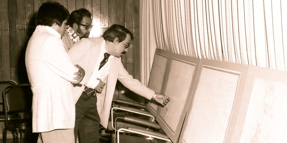 Autoridades universitarias observando los planos de la Clínica de Trabajadores, 25 de septiembre de 1975
